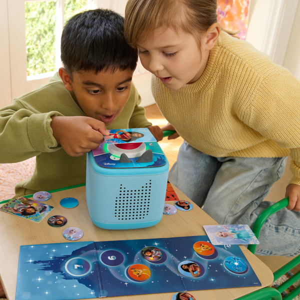 Two kids playing with the tonieplay game